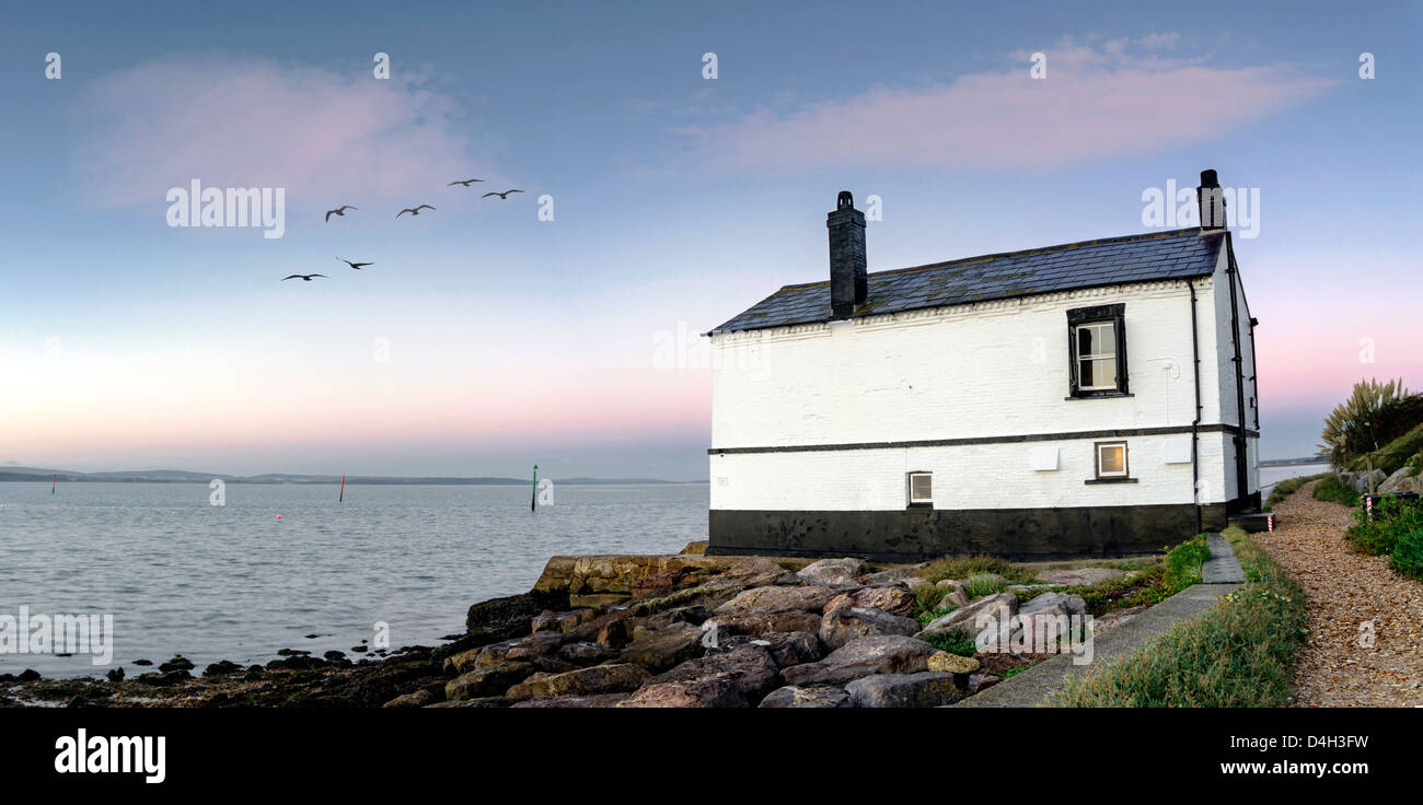 Panorama d'une maison ancienne sur la plage de la Barca dans la New Forest. Banque D'Images