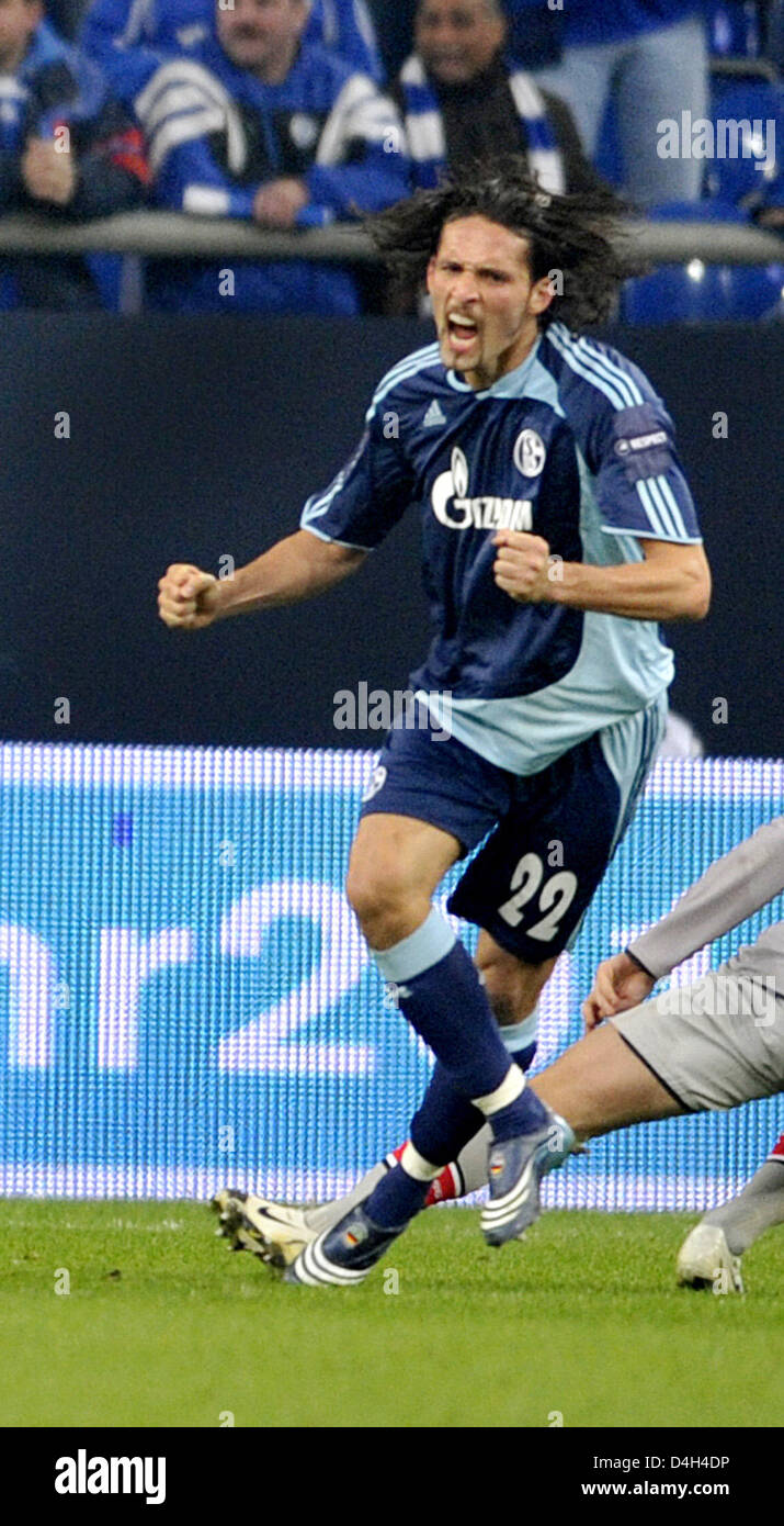 Kevin Kuranyi Schalke fête ses 2-0 lors de la Coupe de l'UEFA groupe un match FC Schalke 04 vs Paris Saint Germain au stade Veltins Arena à Gelsenkirchen, Allemagne, 23 octobre 2008. Photo : ACHIM SCHEIDEMANN Banque D'Images