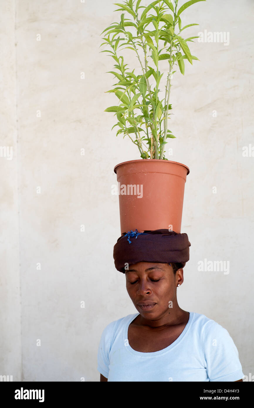 Artiste et artiste Otobong Gueuzaine le jour de l'ouverture de la 11ème Biennale de Sharjah Art Festival à Emirats Arabes Unis Banque D'Images