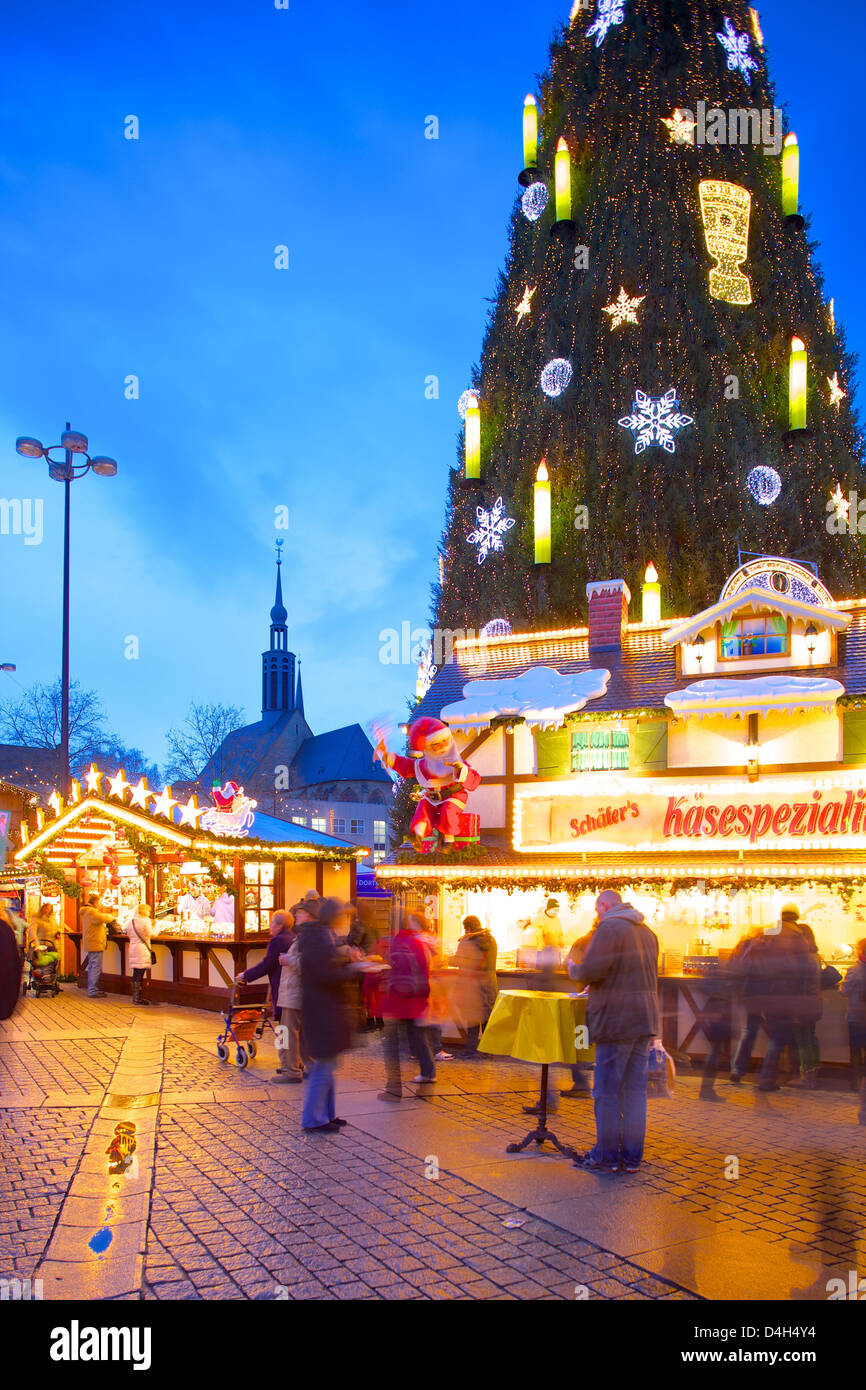 Marché de Noël et le plus gros arbre de Noël dans le monde entier, Hansaplatz, Dortmund, Rhénanie du Nord-Westphalie, Allemagne Banque D'Images
