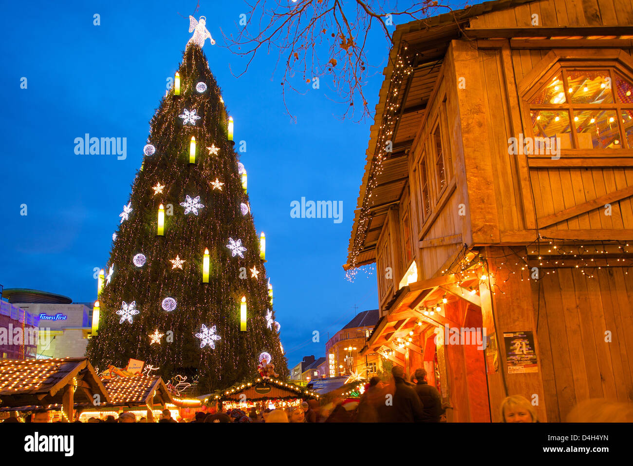 Marché de Noël et le plus gros arbre de Noël dans le monde entier, Hansaplatz, Dortmund, Rhénanie du Nord-Westphalie, Allemagne Banque D'Images