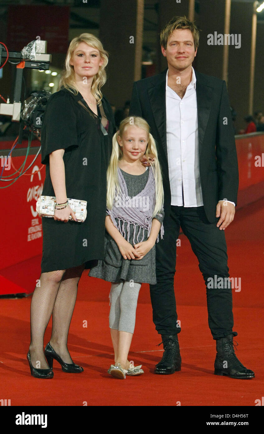 Réalisateur danois Thomas Vinterberg, son épouse, l'actrice Helene Reingaard Neumann et sa fille Ida arrivent à la première de "Lorsqu'un homme revient à la maison" lors du 3ème Festival International du Film de Rome à l'Auditorium Parco della Musica à Rome, Italie, 26 octobre 2008. Photo : Hubert Boesl Banque D'Images