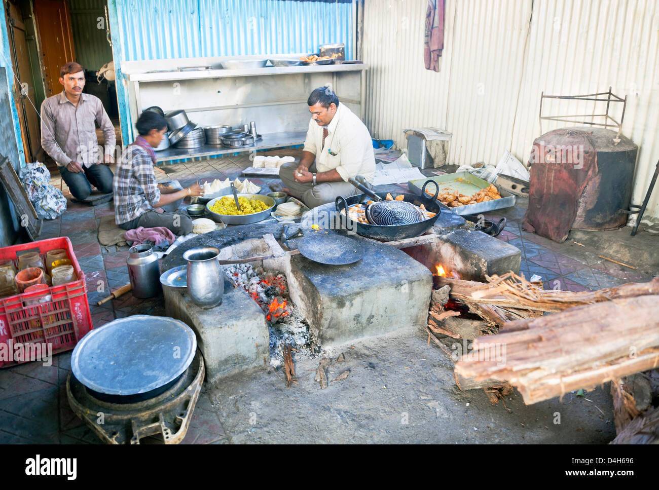 Cuisine et le personnel de grasse dhabha cafe à Alung, Gujarat Inde. Le chef et les porteurs font des samosas frais et de cuisine Banque D'Images