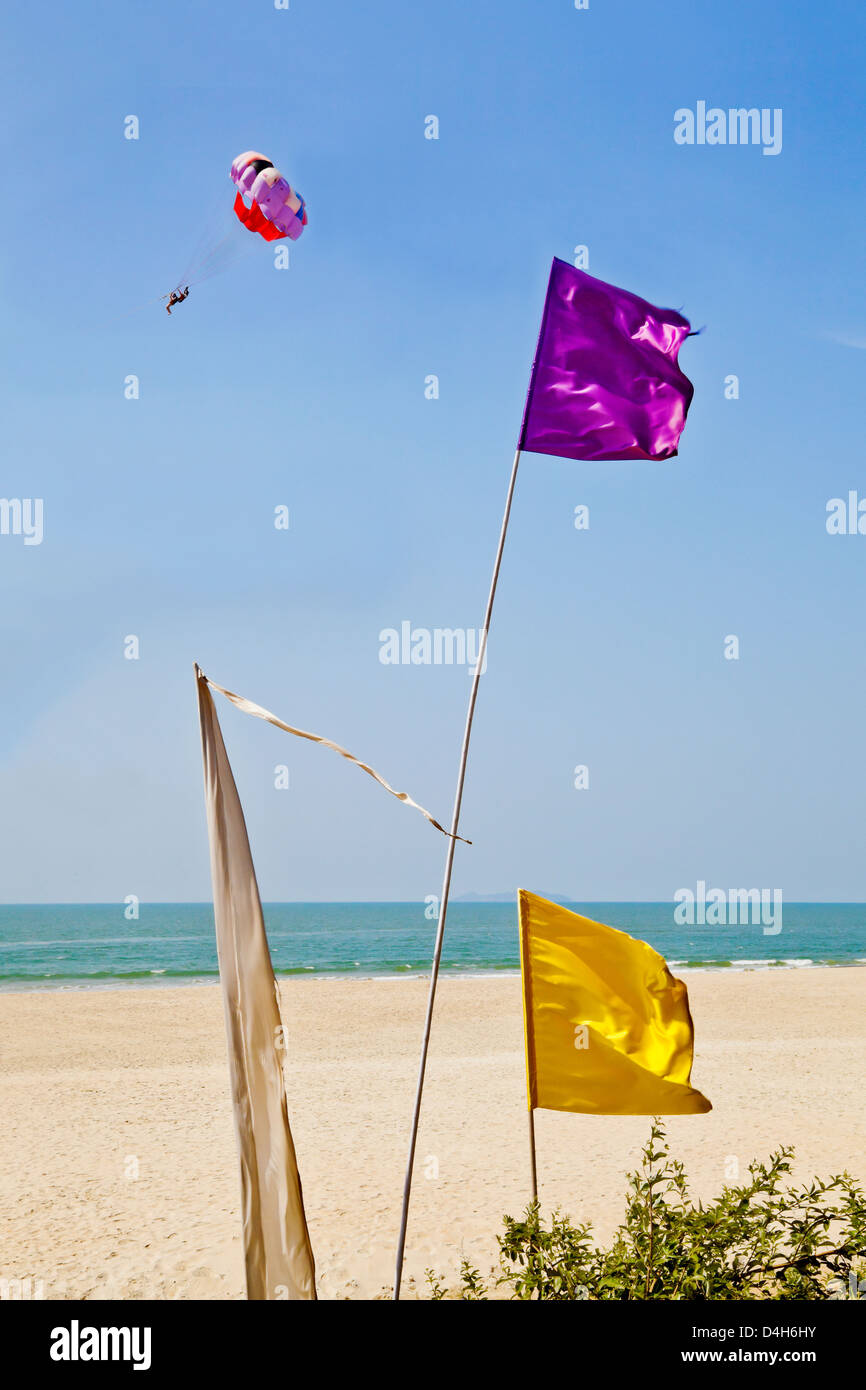 Drapeaux colorés en soufflage vertical brise Mer sable sea tropical para glider plane par plage Uttorda à Goa en Inde Banque D'Images