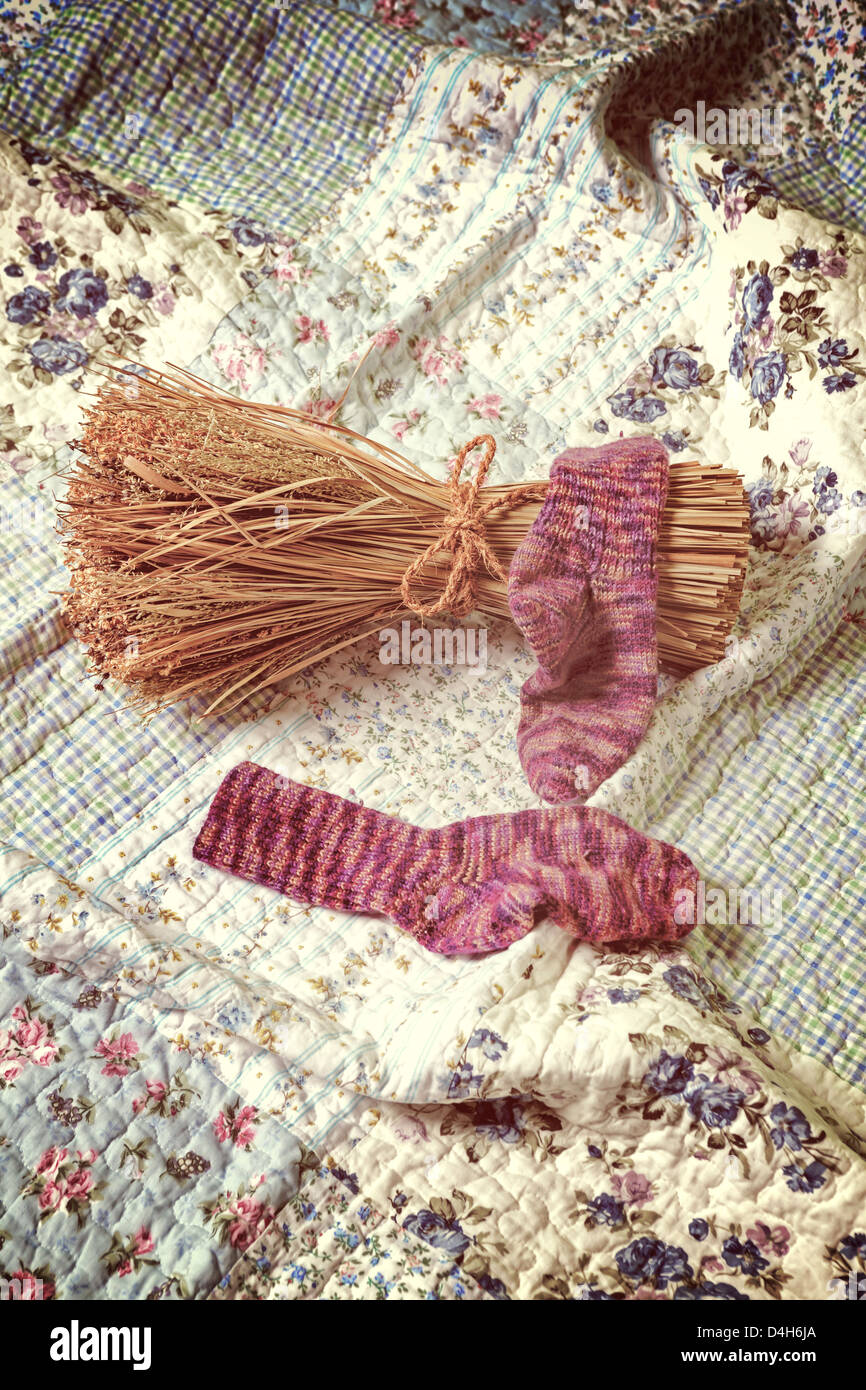 Chaussettes tricotées à la main avec une gerbe sur un plaid vintage Banque D'Images