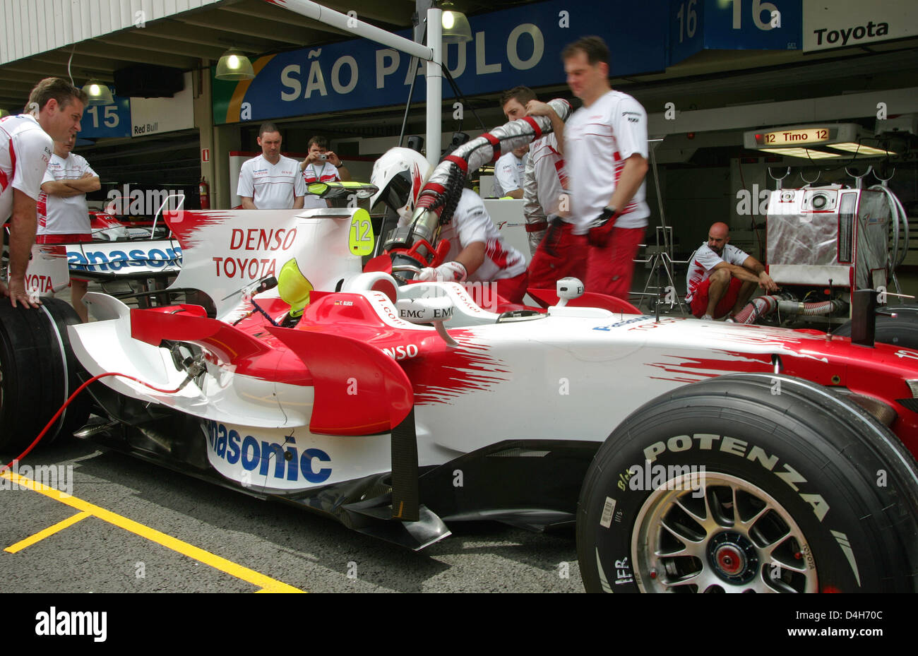 L'équipe de pratiques de Toyota un pit stop à l'Interlagos racetrack près de Sao Paulo, Brésil, 30 octobre 2008. Le Brésilien la Formule Un Grand Prix aura lieu le 02 novembre 2008. Photo : ROLAND WEIHRAUCH Banque D'Images