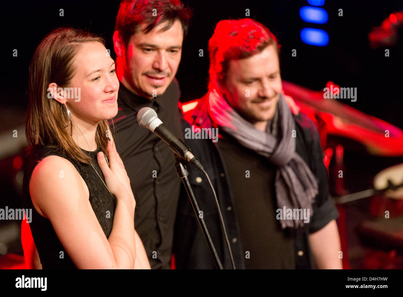 Swiss folk-pop-blues singer Sophie Hunger joue sur la scène lors de son concert avec le célèbre trompettiste Erik Truffaz au cours de leur Banque D'Images