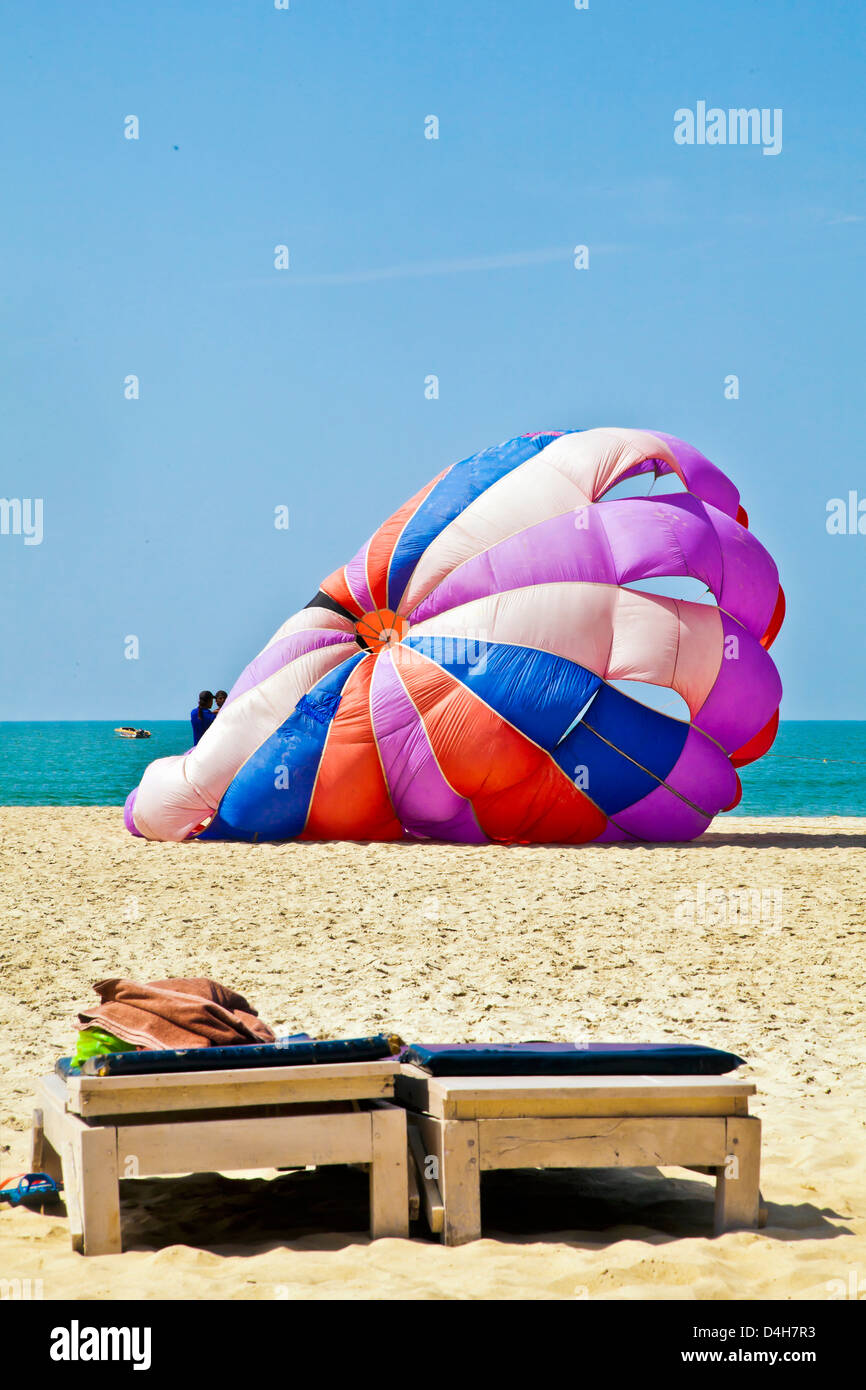 Parachute pour para 1100 sable mer ciel bleu ciel tropical et assistants assisting customer pour prochaine joy ride Banque D'Images