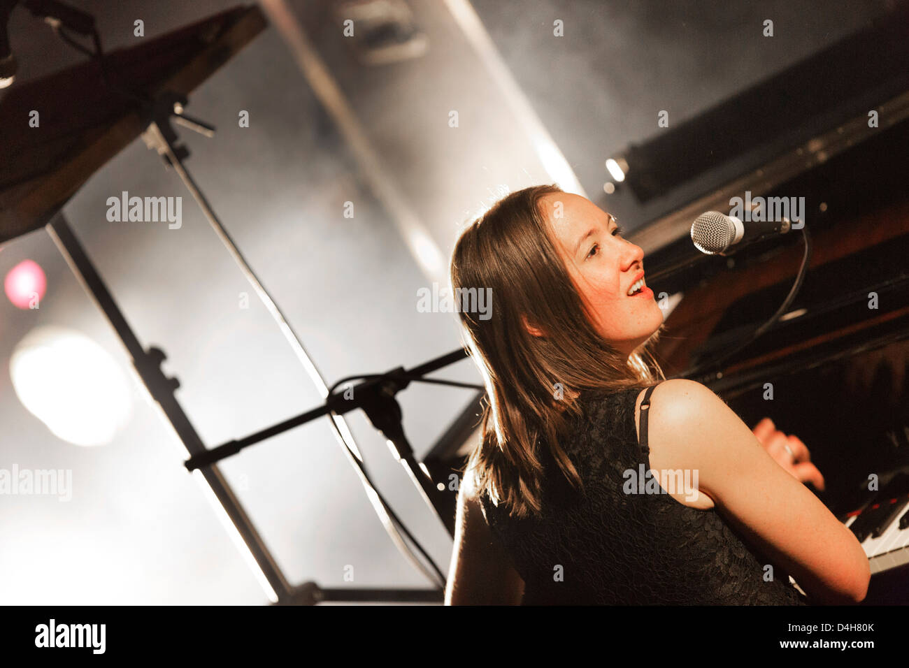 Swiss folk-pop-blues singer Sophie Hunger joue sur la scène lors de son concert avec le célèbre trompettiste Erik Truffaz au cours de leur Banque D'Images