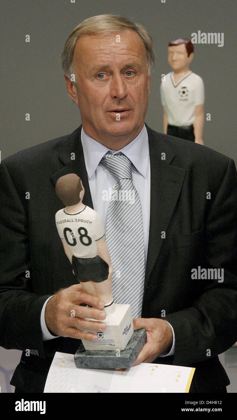 Ancien autrichien Josef Hickersberger soccer entraîneur en chef reçoit le Prix de la culture du football allemand 2008 à Nuremberg, Allemagne, 31 octobre 2008. Hickersberger a reçu le prix dans la catégorie 'citation football de l'année 2008' comme il a été cité dans une presse conferenece pendant l'UEFA EURO 2008 Pourquoi la séance de formation avait été si particulièrement courte "Nous avons pratiqué nos points forts sur Banque D'Images