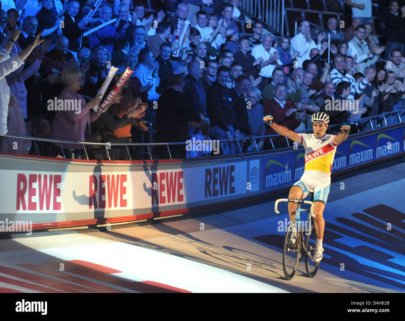 Cycliste professionnel Allemand Erik Zabel cheers après avoir remporté le 67e ?Sixdays Dortmund ? Dans Freiburg Messehalle à Dortmund, Allemagne, 04 novembre 2008. Zabel de Unna et Leif Lamparter de Schwaikheim a remporté la course devant Robert Bartko/Andreas Beikirch (Berlin/Titz). Les danois Alex Rasmussen et Michael Morkov est arrivé en troisième place. Zabel de Milram Team a terminé sa tournée avec un au revoir-s final fulminante Banque D'Images