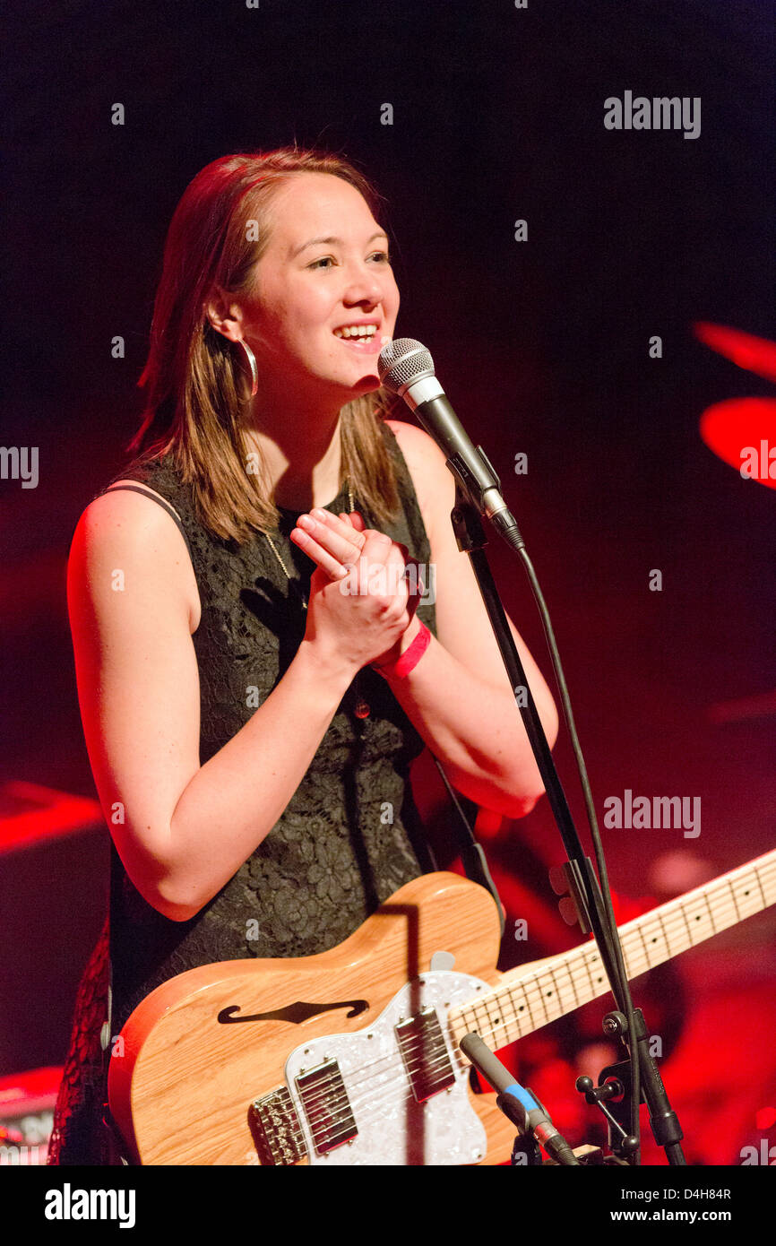 Swiss folk-pop-blues singer Sophie Hunger joue sur la scène lors de son concert avec le célèbre trompettiste Erik Truffaz au cours de leur Banque D'Images