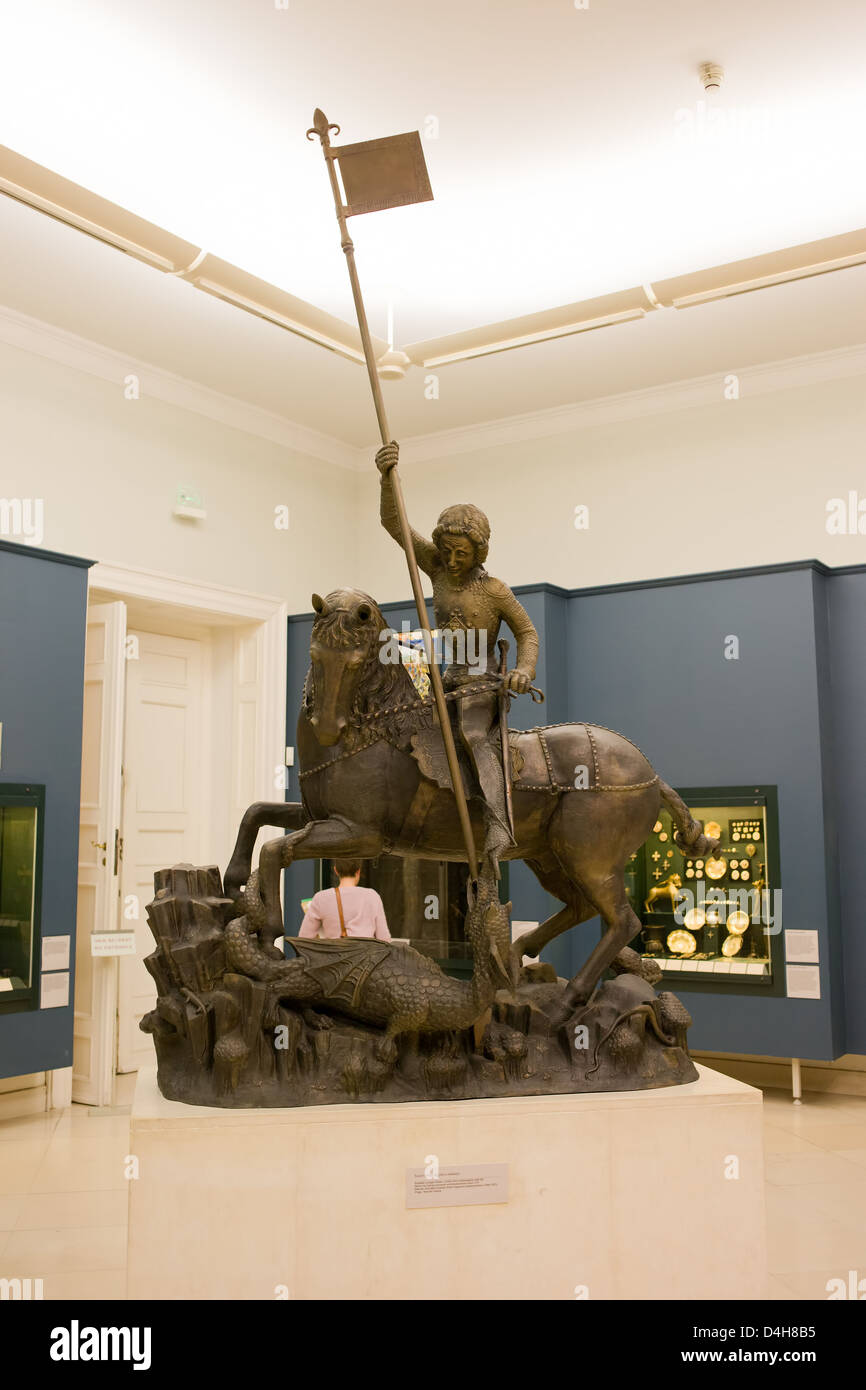 Saint George et le Dragon sculpture au Musée National Hongrois, Budapest, Hongrie. Banque D'Images