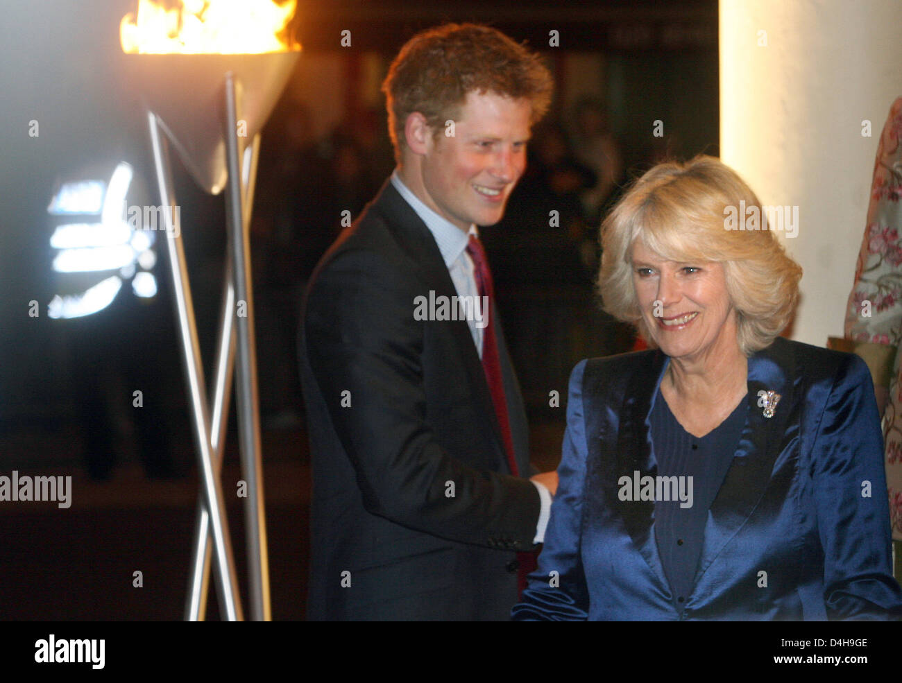 Le prince Harry (L) et de Camilla, Duchesse de Cornouailles (R), arriver au Wimbledon Theatre pour un organisme de bienfaisance, nous sommes le plus ?performance amusé ? De l'aide de l'Île ?s Trust de charité, l'un d'un certain nombre d'événements pour célébrer le Prince de Galles ? 60e anniversaire, à Londres, Royaume-Uni, 12 novembre 2008. Photo : Patrick van Katwijk Banque D'Images
