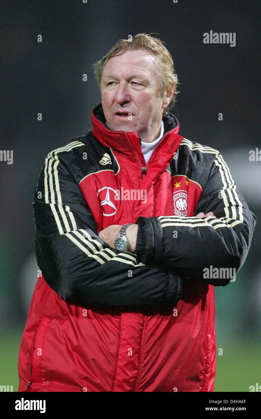 L'entraîneur de l'Allemagne nationale des moins de 21 équipe de soccer, Horst Hrubesch, est photographié pendant le match amical contre l'Italie à l'OsnatelArena à Osnabrück, Allemagne, 18 novembre 2008. Les 57 ans a fait ses débuts comme entraîneur des moins de 21 ans. Photo : Friso Gentsch Banque D'Images