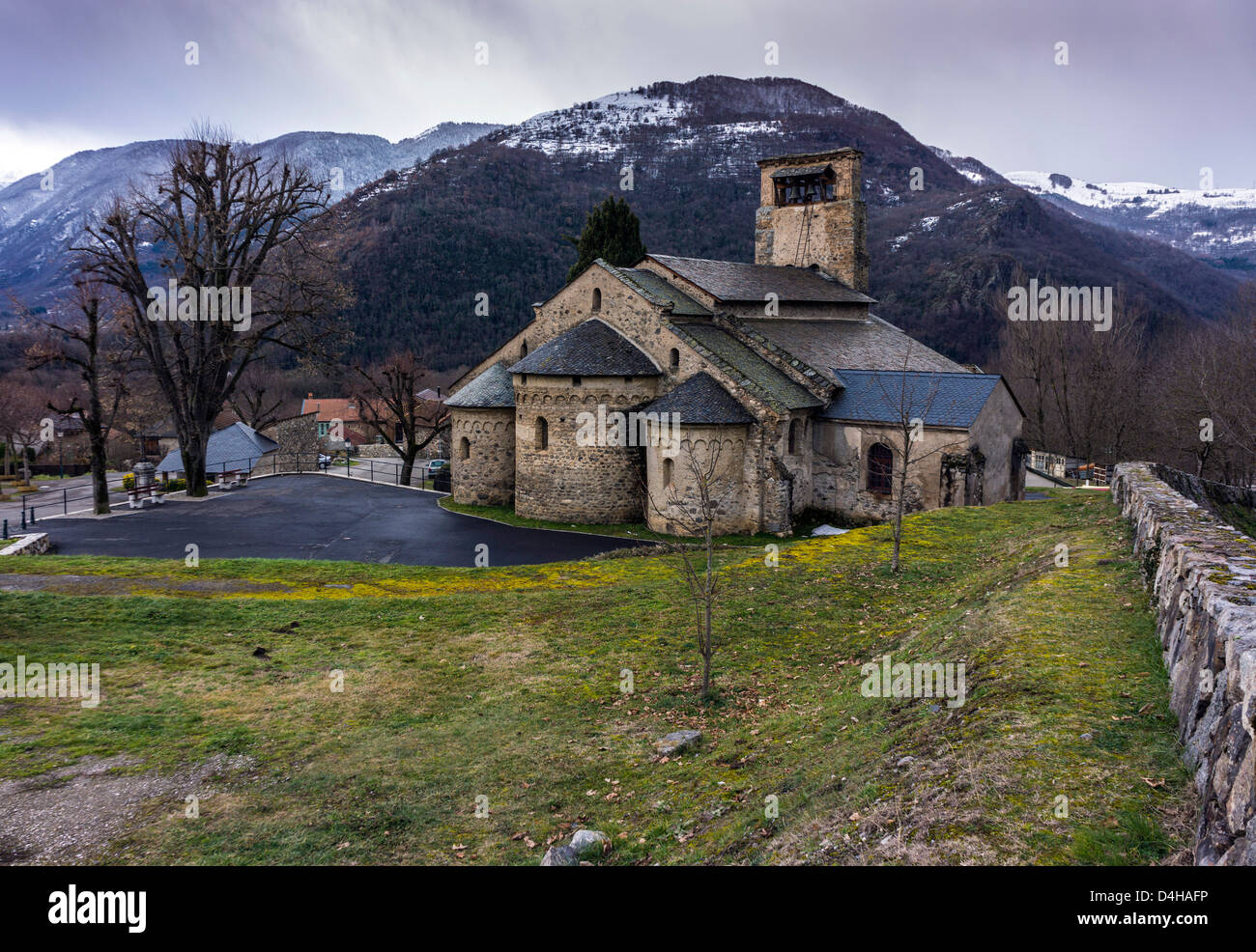 L'ancienne église romane aux montagnes enneigées, Verdun, l'Ariège, Pyrénées françaises Banque D'Images