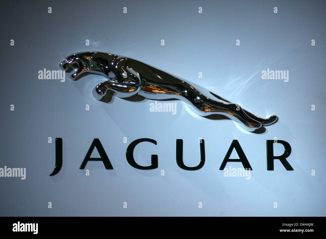 Le logo du constructeur automobile Jaguar photographié au cours de l'Auto de Los Angeles à Los Angeles, USA, 19 novembre 2008. Les constructeurs automobiles de premier plan axés sur la présentation des véhicules à carburant de remplacement et des modèles avec une économie de carburant améliorée au cours de l'Auto Show, qui se poursuit tout au long de 30 novembre. Photo : Carsten Rehder Banque D'Images