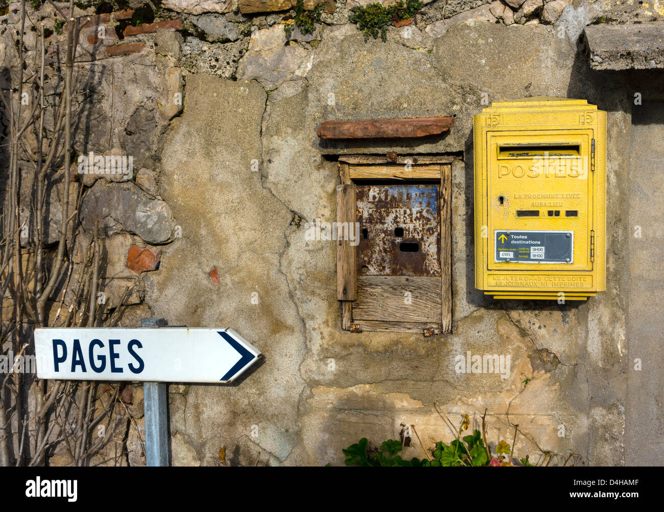 Français jaune Boîte postale avec old post box, et signer 'Pages' Banque D'Images