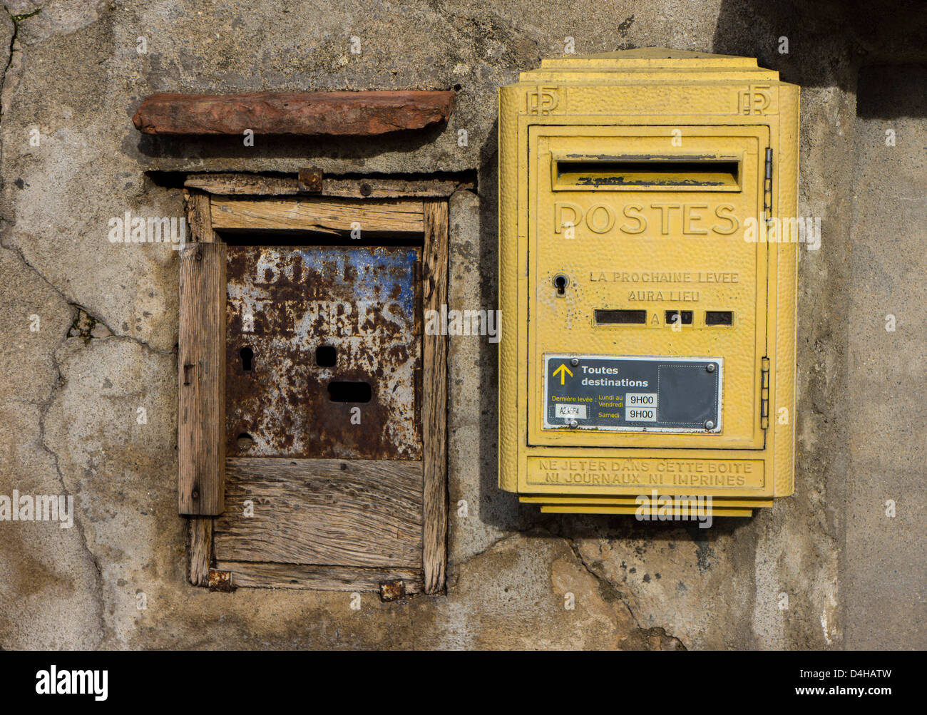 Postbox Français jaune, à côté de Old Post box Banque D'Images