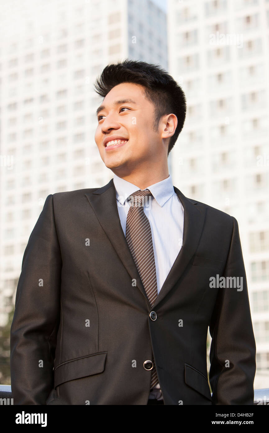 Portrait of happy young businessman in downtown district Banque D'Images