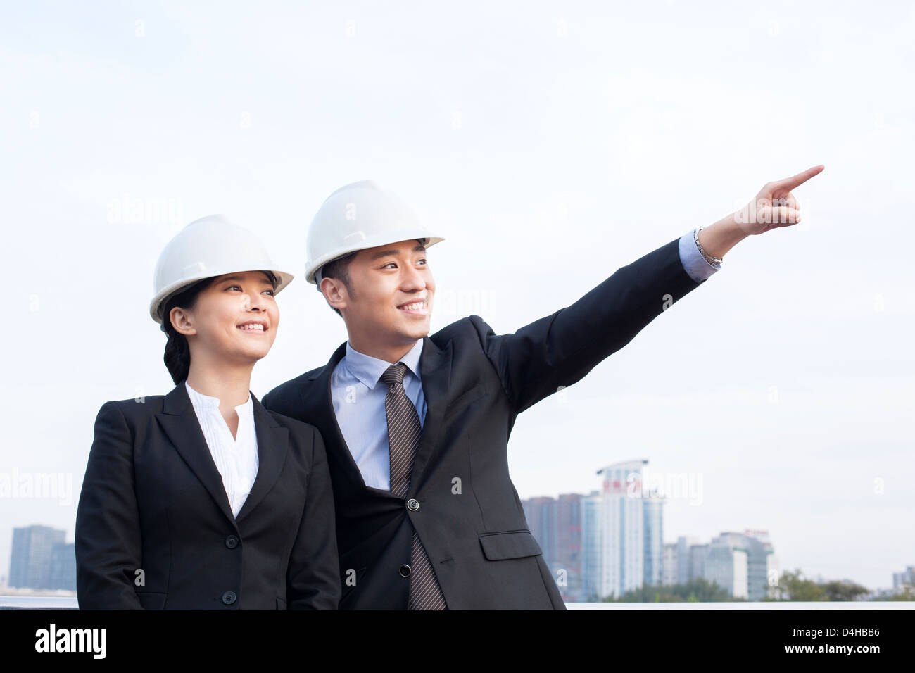 Certains jeunes architectes et de pointage à la vue à l'extérieur Banque D'Images