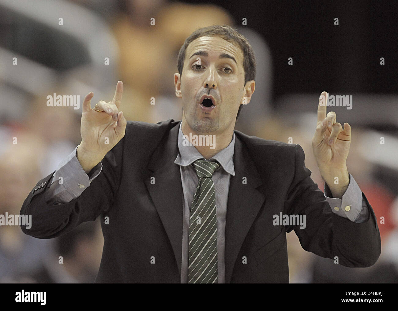 Entraîneur de l'espagnol Joventut Badalone, Sito Alonso, gestes pendant son équipe euroligue de basket-ball de l ?avant-match contre l'Alba Berlin à O2-World à Berlin, Allemagne, 13 novembre 2008. Photo : Soeren Stache Banque D'Images