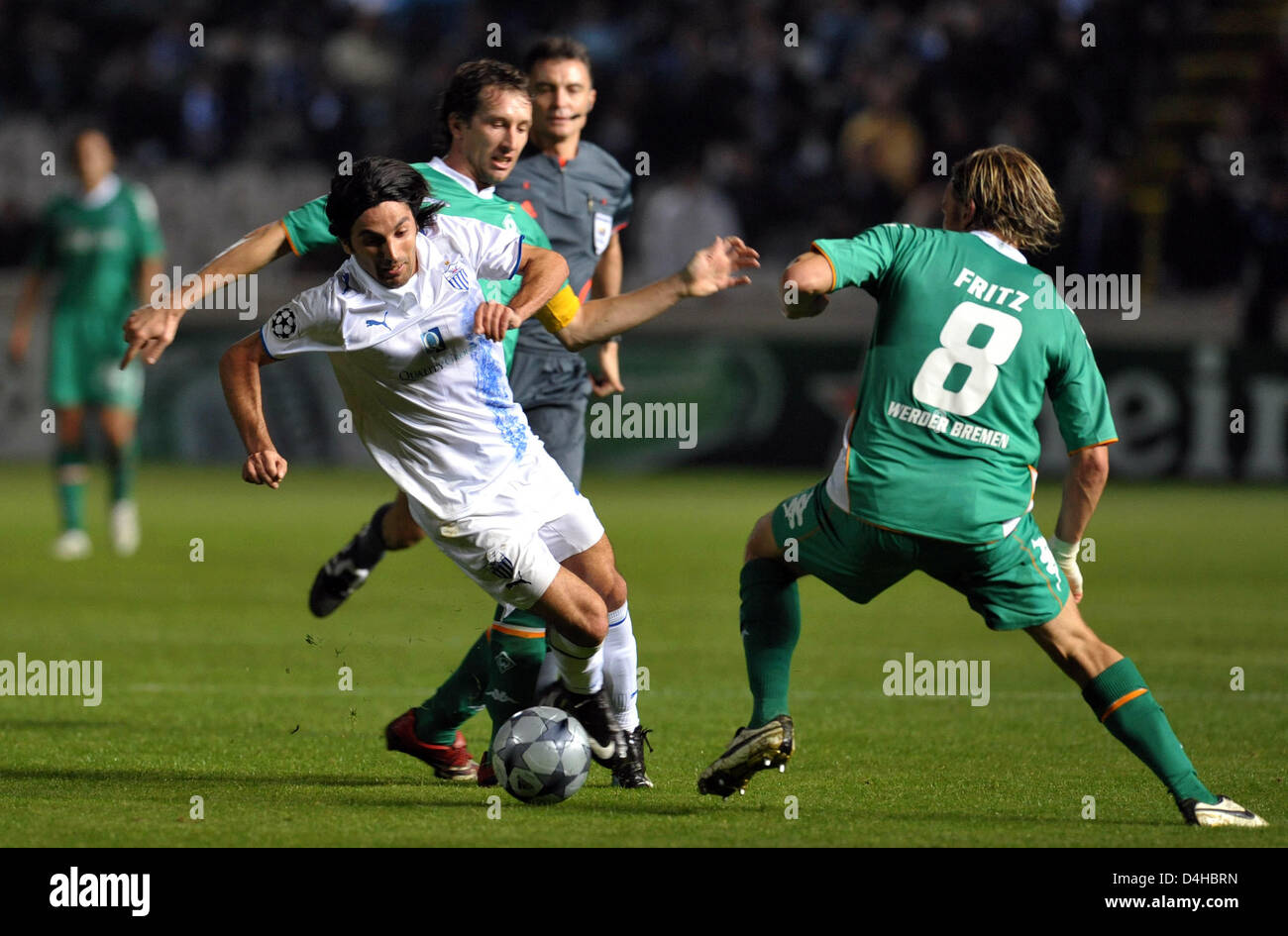 Le Werder Brême joueurs Frank Baumann (L) et Clemens Fritz (R) vie pour le bal avec Mohamed Taher Zeebari Hawar joueuse de Famagouste lors de la Ligue des Champions groupe B match à GSP Stadium à Nicosie, Chypre, le 26 novembre 2008. Le jeu est terminé dans un 2-2 tie avec Brême à défaut de se qualifier pour les rondes éliminatoires. Photo : Carmen Jaspersen Banque D'Images