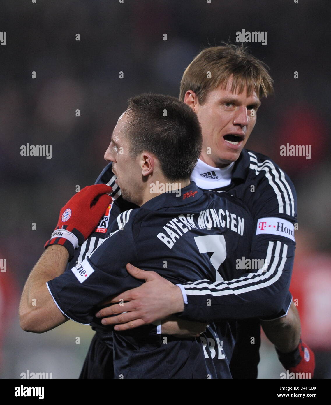 Franck Ribery Munich ?s (avant) et Tim Borowski s'embrassent après le match de football Bundesliga Bayer Leverkusen vs Bayern Munich à BayArena à Leverkusen, Allemagne, 29 novembre 2008. Munich a gagné le match par 2 à 0. Photo : Achim Scheidemann Banque D'Images