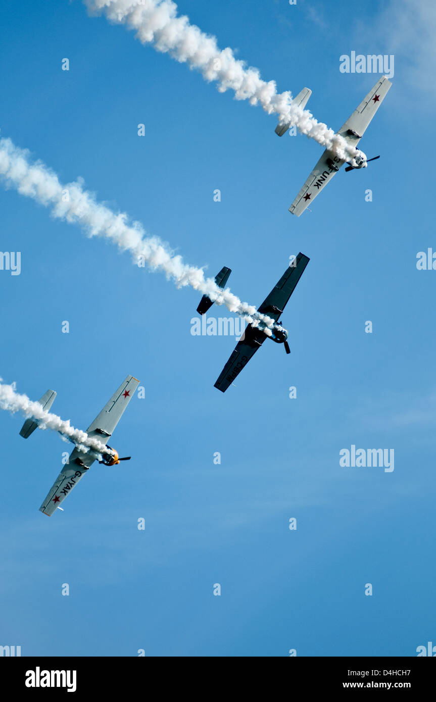 Image Portrait de trois aéronefs volant en formation laissant traces de fumée. Banque D'Images