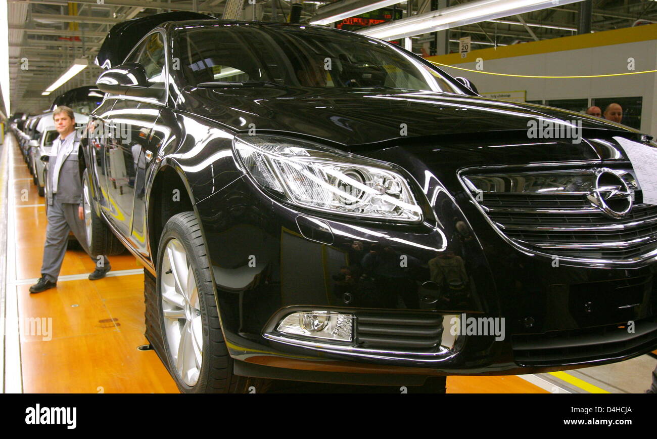 Opel ?s nouvelle voiture de taille moyenne Insignia photographié à l'entreprise dans l'usine de Rüsselsheim, Allemagne, 03 décembre 2008. Le constructeur automobile allemand Opel a rencontré des difficultés en raison d'une crise de société mère, General Motors (GM). Opel a demandé de l'aide dès lors que peuvent être GM sur le point de se coucher. Le constructeur automobile cherche un baillement d'un milliard d'euros, qui sont supportées par l'état de Hesse et d'autres comme nous l'état allemand Banque D'Images