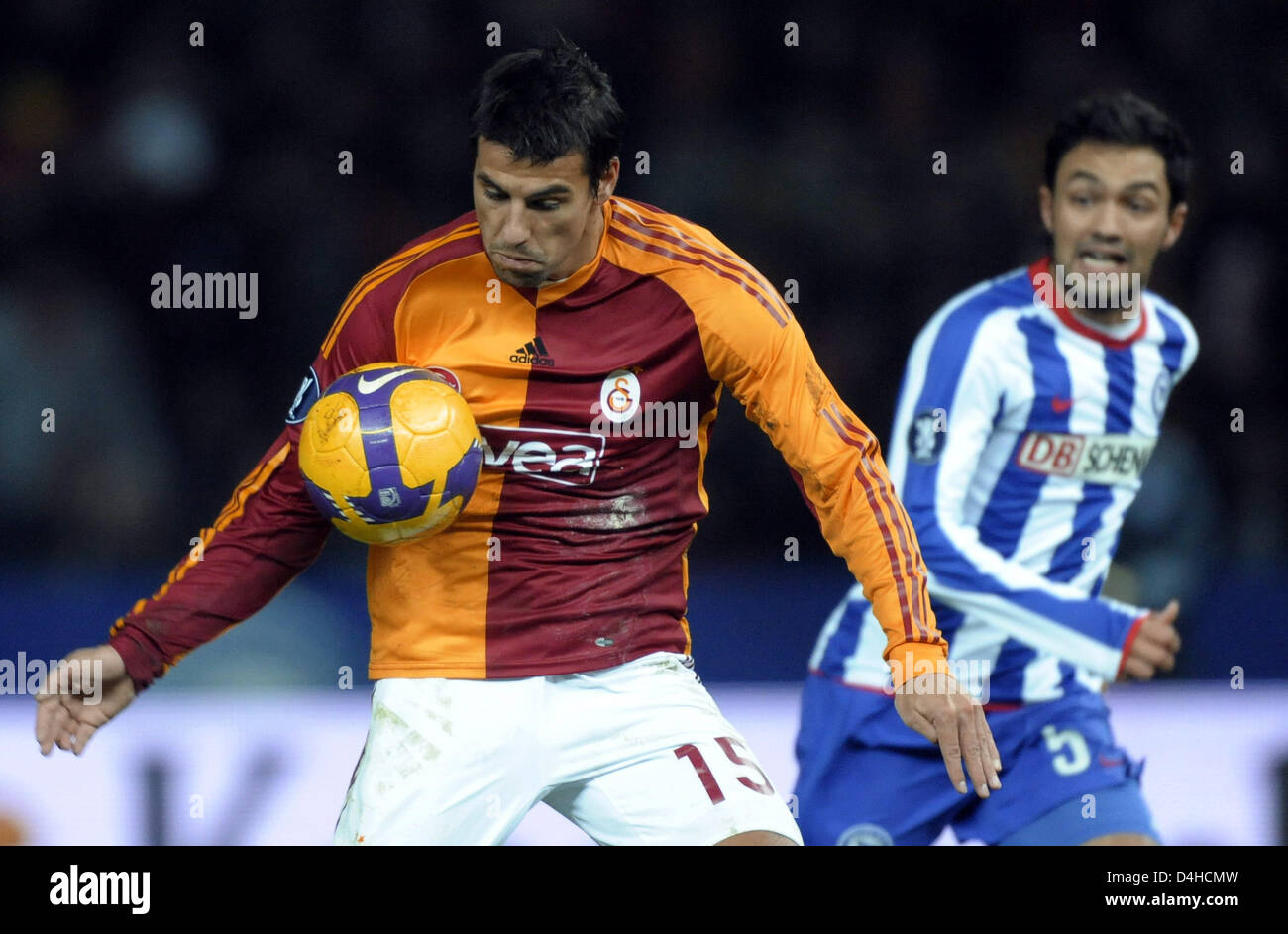 Joueur de Galatasaray Istanbul Milan Baros (L) rivalise pour le bal avec Sofian Chahed de Hertha BSC Berlin pendant la Coupe de l'UEFA match du groupe B à l'Olympiastadium à Berlin, Allemagne, 03 décembre 2008. Istanbul a battu 1-0 à Berlin et a confirmé sa place dans les 32 derniers de la Coupe de l'UEFA. Photo : Soeren Stache Banque D'Images