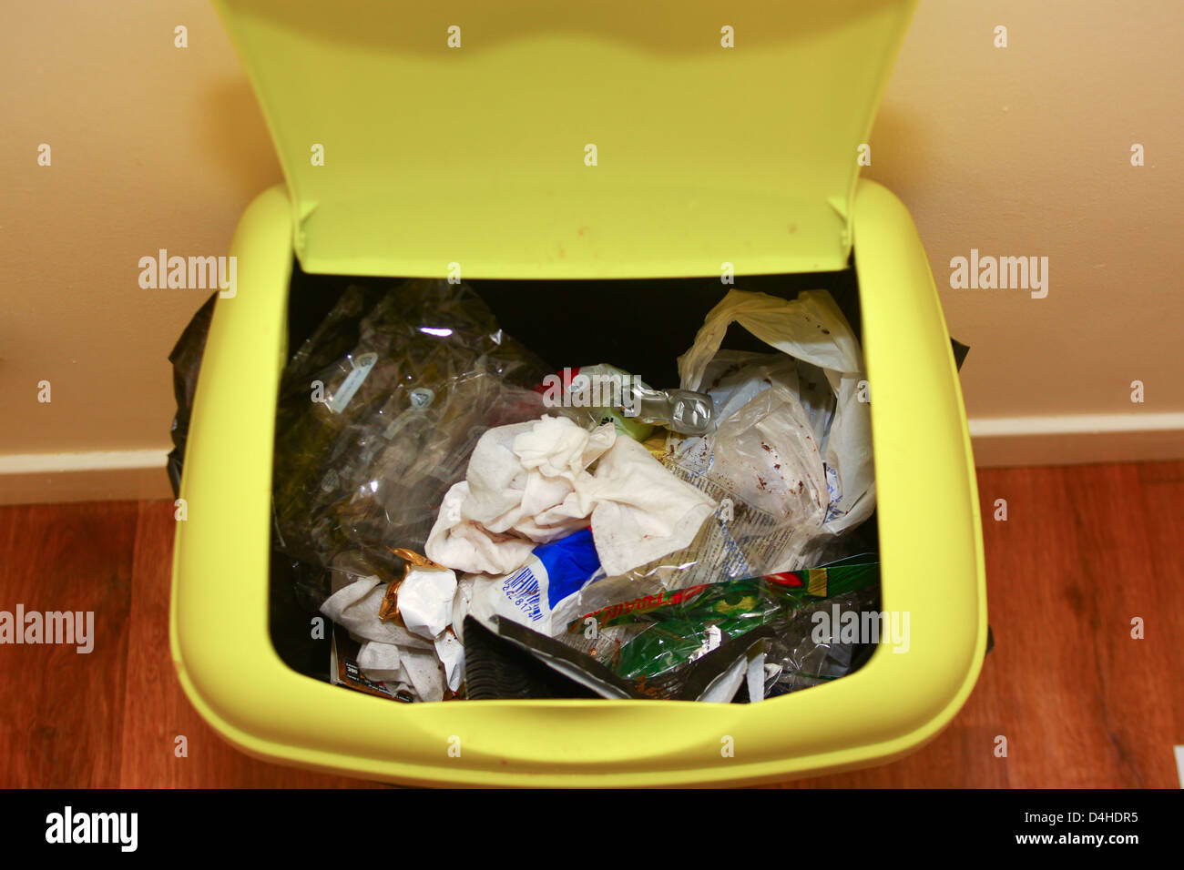 Bac de cuisine avec couvercle ouvert et des déchets Banque D'Images