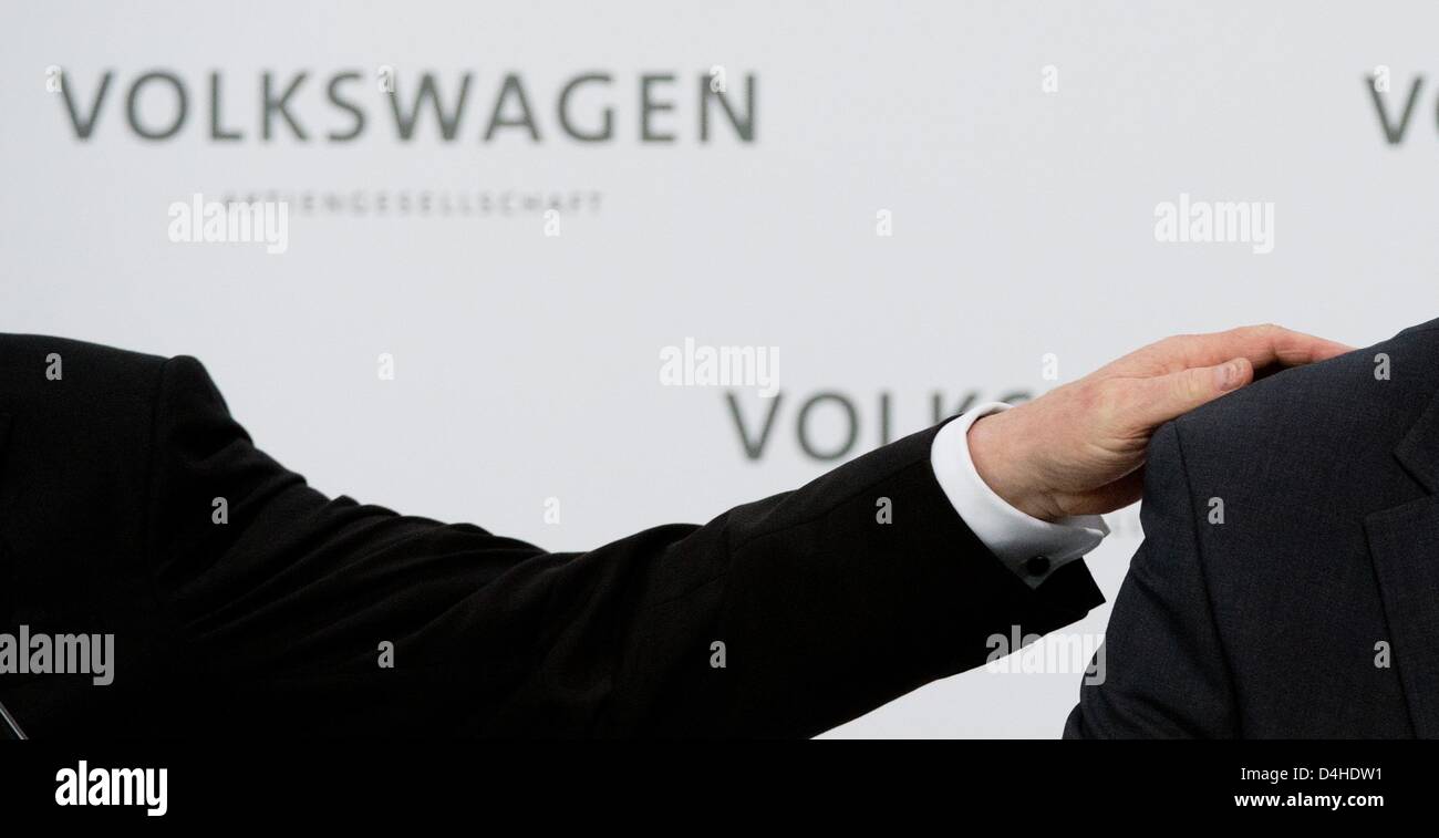 Volkswagen président du directoire Martin Winterkorn (L) touche l'épaulement os Hans Dieter Poetsch membre du conseil de la conférence de presse annuelle de VW à Wolfsburg, Allemagne, le 14 mars 2013. Photo : JOCHEN LUEBKE Banque D'Images