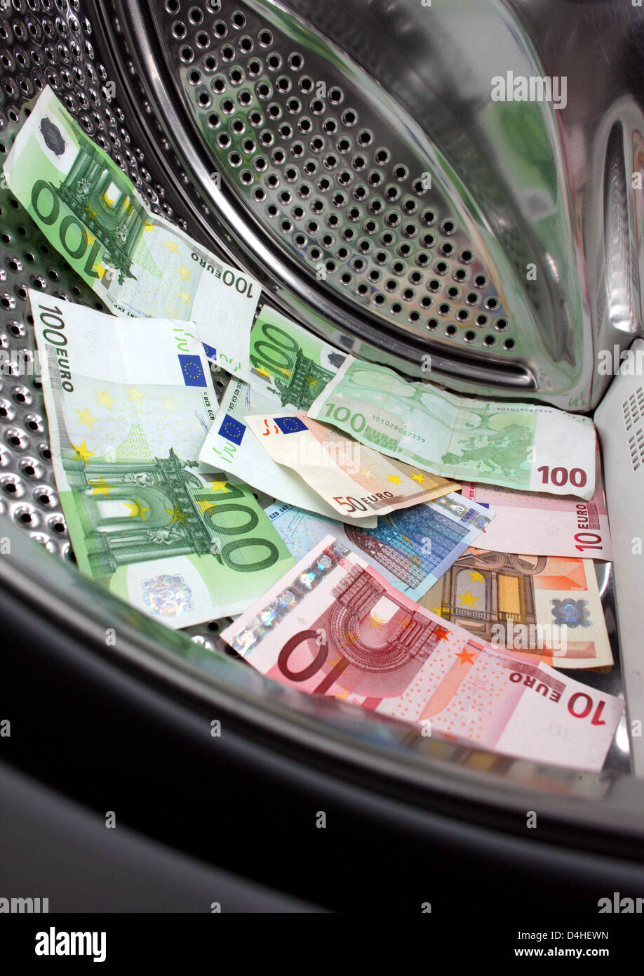 La photo montre l'euro symbolique à l'intérieur d'un lave-linge, représentés dans Frankfurt Oder, Allemagne, 11 décembre 2008. Photo : Patrick Pleul Banque D'Images