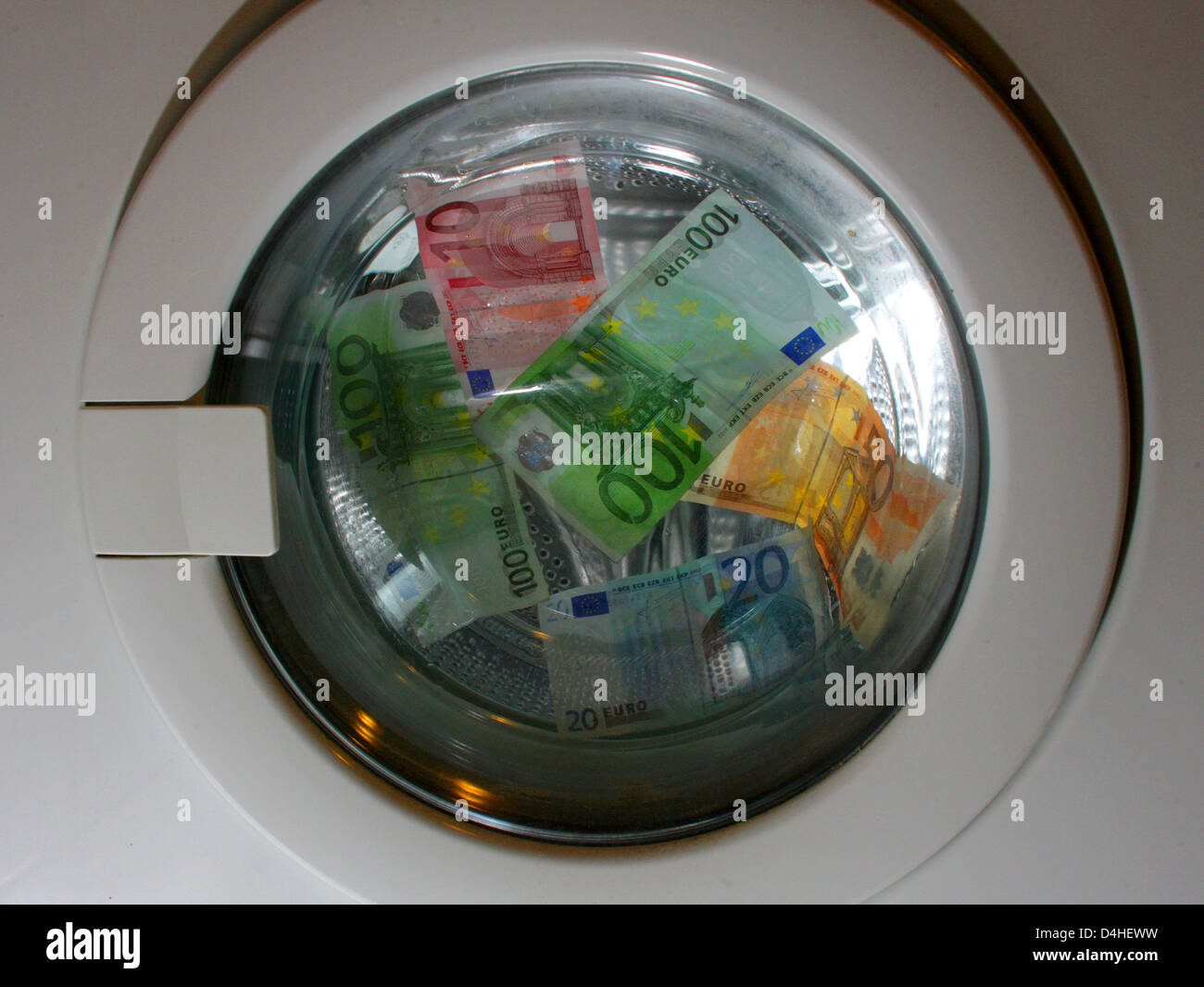 La photo montre l'euro symbolique à l'intérieur d'un lave-linge, représentés dans Frankfurt Oder, Allemagne, 11 décembre 2008. Photo : Patrick Pleul Banque D'Images