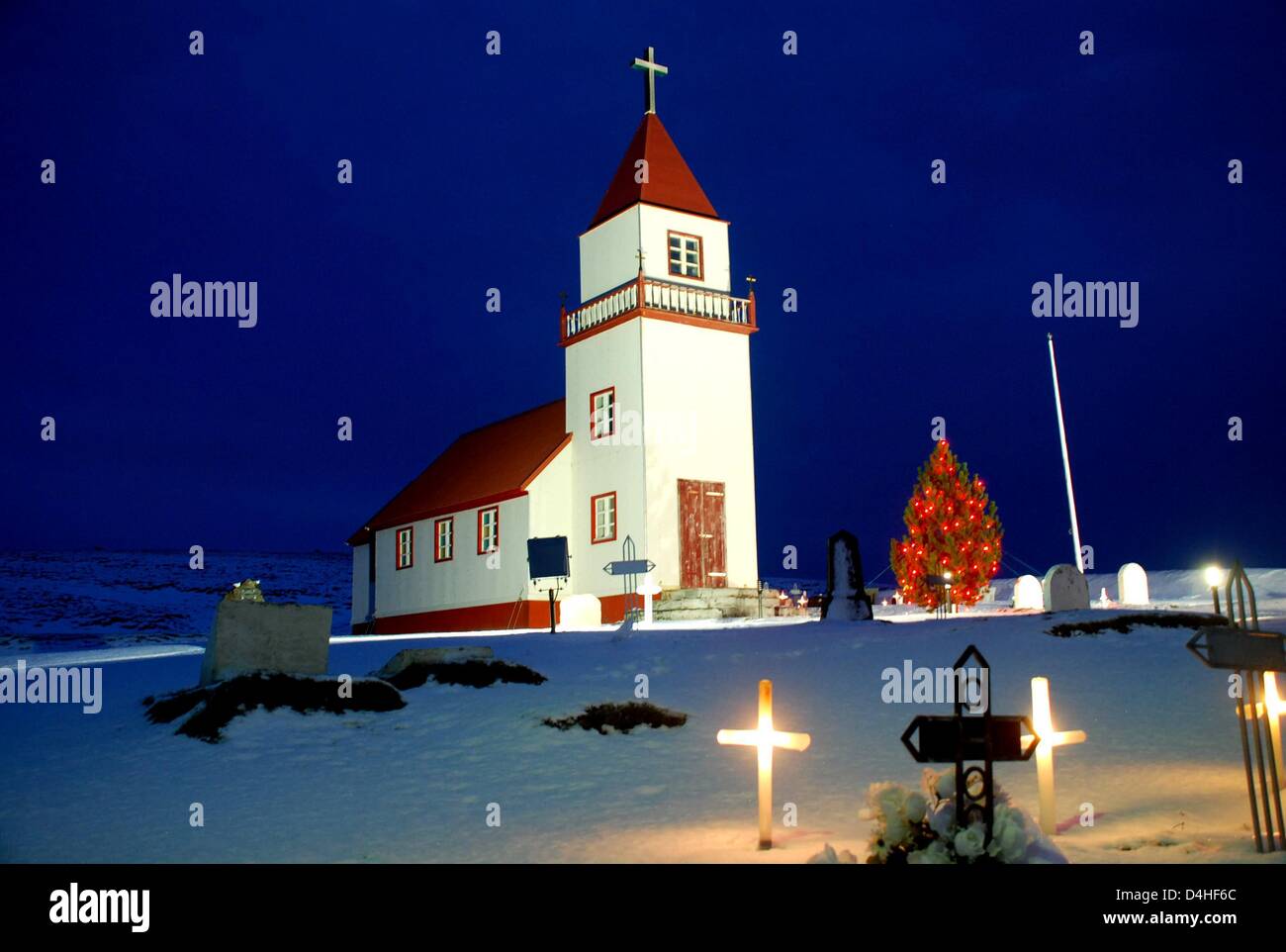 L'église du village de 800 ans sur l'île islandaise Grimsey, sur le cercle Arctique 40km au large de la côte de la partie continentale de l'Islande, le 18 décembre 2008. Il n'y a que très peu de vols à destination et en provenance de la petite île de 5km2 au cours de l'hiver, où un cadeau de Noël dans l'église aura lieu le 28 décembre, le prêtre piloté dans uniquement à cette fin. En raison de l'emplacement éloigné de l'isl Banque D'Images