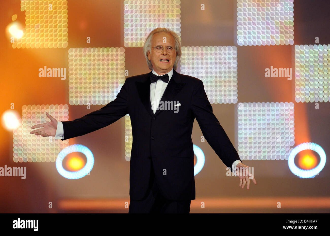 Modérateur Harald Schmidt accueille les clients à la cérémonie de remise du Prix Media 2008 Bambi à Offenburg, Allemagne, 27 novembre 2008. La 60e cérémonie a lieu à Bambi ?Oberrheinhalle ? À Offenburg. Photo : Bernd Weissbrod Banque D'Images