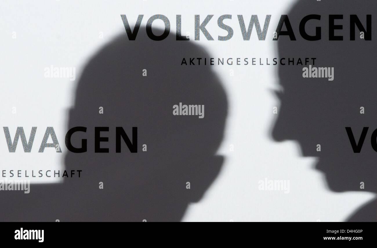 Les silhouettes de Volkswagen, le président du directoire Martin Winterkorn (L) et membre du conseil d'administration Hans Dieter Poetsch sont vus à la conférence de presse annuelle de VW à Wolfsburg, Allemagne, le 14 mars 2013. Photo : JULIAN STRATENSCHULTE Banque D'Images