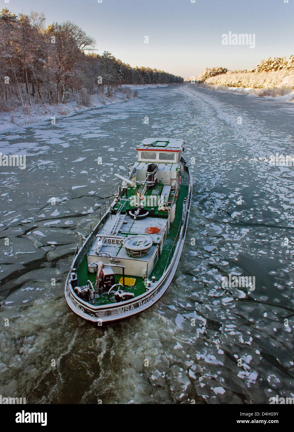 Brise glace ?Seeotter ? Efface le passage d'expédition de Oder-Spree-Canal près de Fuerstenwalde, Allemagne, le 5 janvier 2009. La couche de glace sur le canal atteint jusqu'à 10cm. Photo : Patrick Pleul Banque D'Images