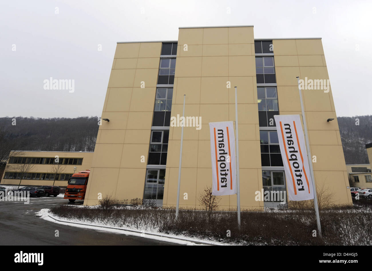 Le pavillon de l'entreprise pharmaceutique allemande ?ratiopharm ? Est en berne à l'extérieur de son immeuble de bureaux à Blaubeuren, Allemagne, 07 janvier 2009. Industriel Adolf Merckle, qui s'est retrouvé en difficultés financières en raison de la crise financière et de mauvaises spéculations, s'est suicidé le 05 janvier 2009. Le Merckle-Group maintenant financièrement paralysé est sauvé mais doit vendre ratiopharm. Banque D'Images