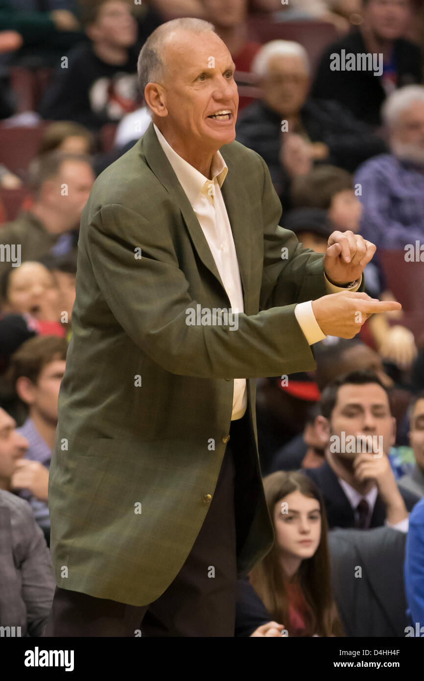 13 mars 2013 : Philadelphia 76ers l'entraîneur Doug Collins dirige son équipe de l'écart au cours de la NBA match entre le Heat de Miami et les Philadelphia 76ers au Wells Fargo Center de Philadelphie, Pennsylvanie. Le Miami Heat Beat les Philadelphia 76ers, 98-94. Banque D'Images