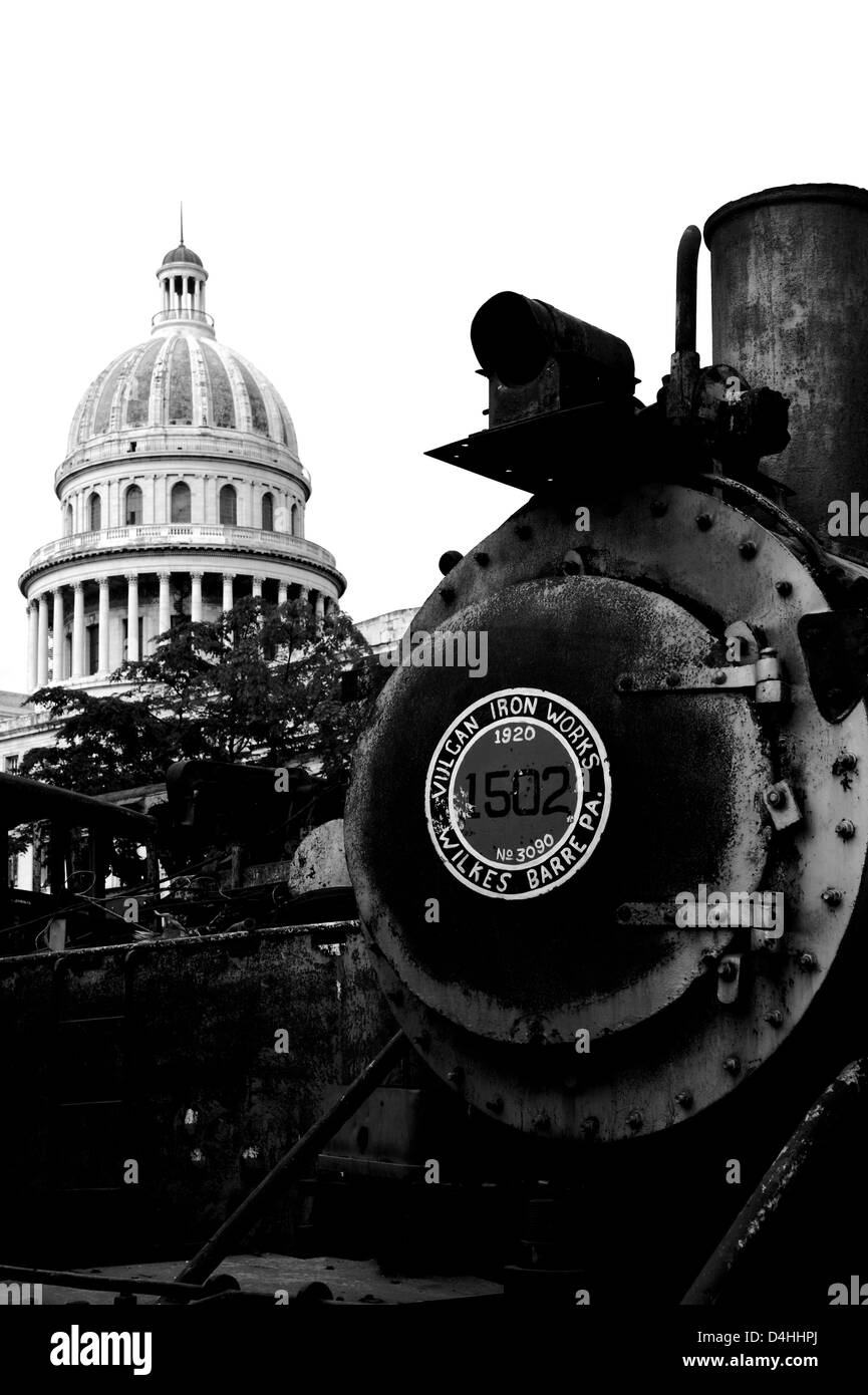 La rouille des trains à vapeur dans une cour dans la partie centrale de La Havane, Cuba. El Capitolio building en arrière-plan Banque D'Images