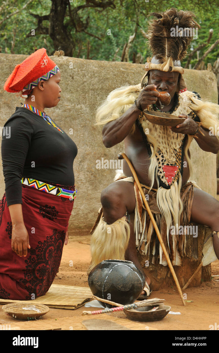 Culture ethnique, gens, chef de Zulu boivent la bière traditionnelle africaine, observation de femme, Shakaland, Afrique du Sud, nourriture, boisson, couple, activité Banque D'Images
