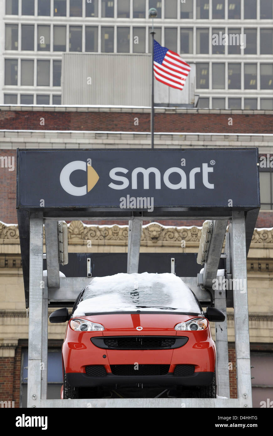 Une smart est photographié devant Cobo-Hall au cours de la North American International Auto Show de Detroit, USA, 12 janvier 2009. Photo : Marijan Murat Banque D'Images