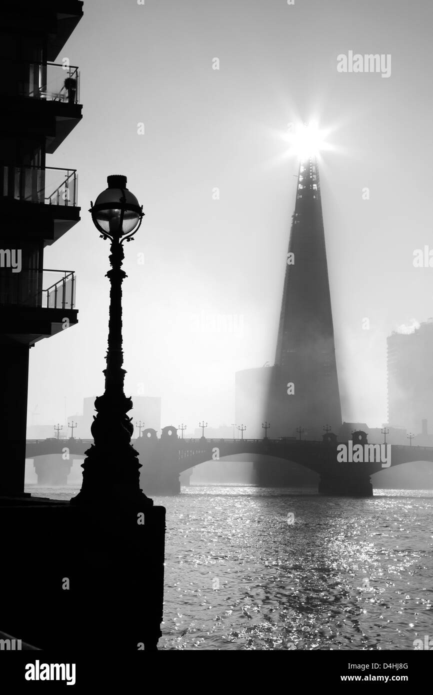 Misty vue vers le bas la Tamise à Southwark Bridge et le fragment, Southwark, UK Banque D'Images Misty vue vers le bas la Tamise à Southwark Bridge et le fragment, Southwark, UK Banque D'Images