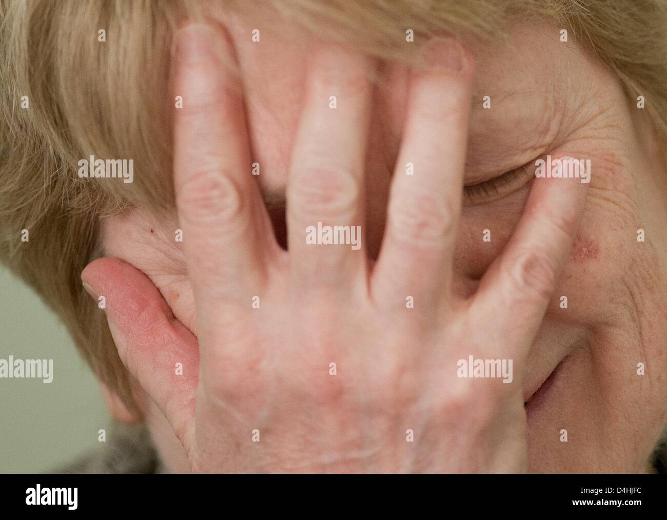 L'US-américain, le professeur Mary-Claire King réagit comme elle sera décerné le prix Paul Ehrlich et Ludwig Darmstaedter de Francfort, Allemagne, le 14 mars 2013. Le généticien de l'Université de Washington à Seattle est honorée pour ses remarquables réalisations en recherche dans le domaine de la génétique humaine. Les Paul Ehrlich et Ludwig Darmstaedter Prix est remis chaque année pour des enquêtes en médecine et est doté de 60 000 euros. Photo : BORIS ROESSLER Banque D'Images