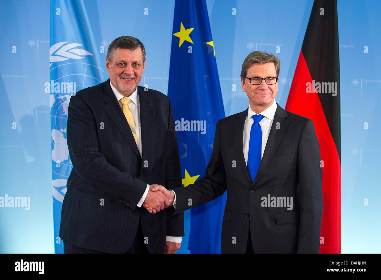 Le 14 mars, Berlin - Allemagne. Le Ministre des affaires étrangères, Guido Westerwelle, se félicite le Représentant spécial du Secrétaire général des Nations Unies pour l'Afghanistan, Jan Kubis, pour des entretiens au Foreign Office. L'ancien ministre des Affaires étrangères slovaque et ancien secrétaire général de l'OSCE Kubis est également chef de la Mission d'assistance des Nations Unies en Afghanistan (MANUA), basé à Kaboul. Les discussions sur les progrès vers la pleine responsabilité de la sécurité de la transition en Afghanistan, le processus politique de la réconciliation entre Afghans et le soutien à long terme pour l'Afghanistan sont après le transfert de la sécurité fin 2014. Crédits :©G Banque D'Images