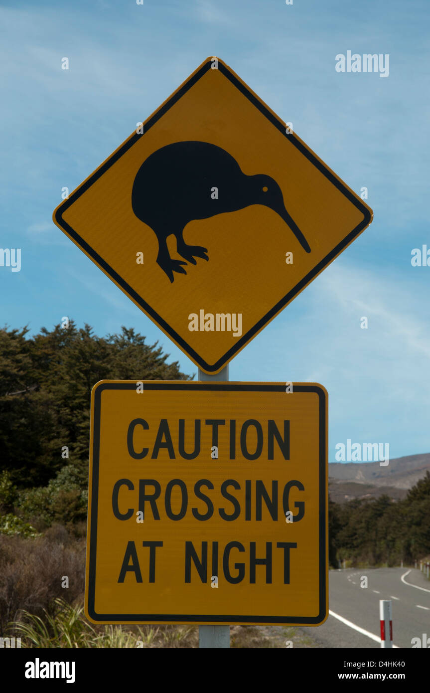 Parfois, les panneaux de circulation en Nouvelle-Zélande oiseaux Kiwi avertir les conducteurs pourraient traverser la route. Kiwis queren die Straße warnt dieses Schild Banque D'Images