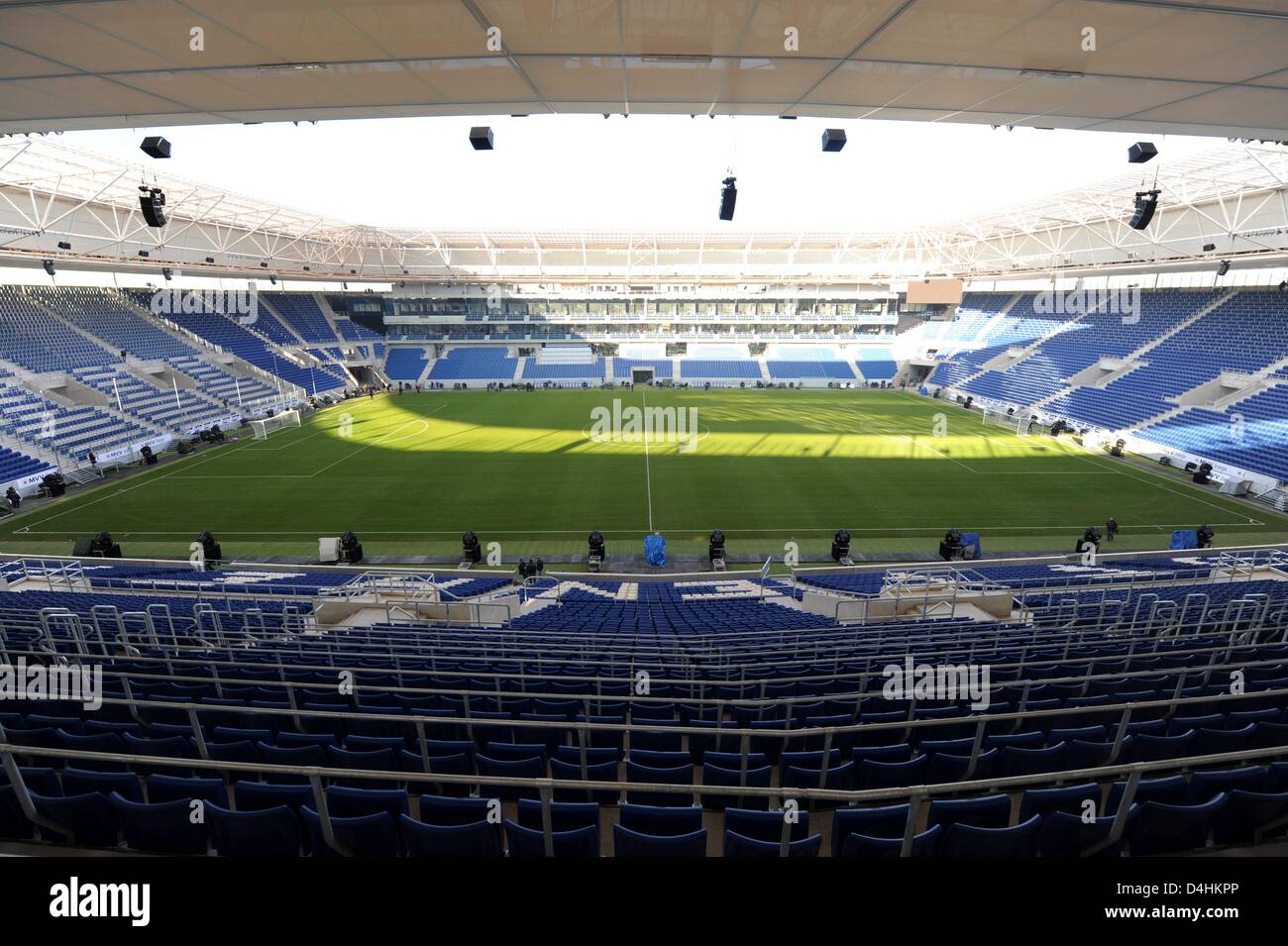 Une vue de l'intérieur presque terminé ?Rhein-Neckar-Arena ? Stade de soccer à Sinsheim, Allemagne, 22 janvier 2009. La capacité 30000 stade sera à la maison du club de Bundesliga 1899 Hoffenheim. Un test match contre une équipe régionale inaugurera le stade le 24 janvier 2009. Les coûts de construction ammounted à 60 millions d'euros selon le club. Photo : Bernd Weissbrod Banque D'Images