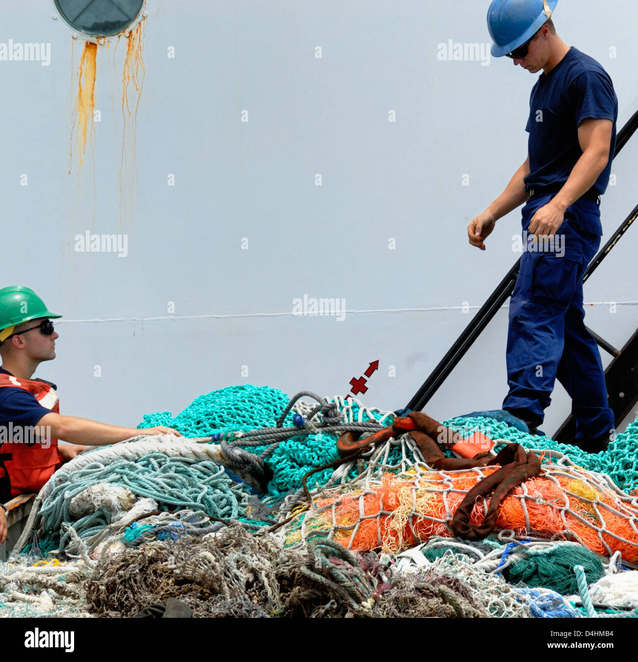 Les membres de la garde-côte de noyer, un baliseur de 67 mètres en homeported Honolulu, décharger plus de 28 tonnes de débris marins le 6 juin 2008, la Garde côtière canadienne au Commandement du soutien intégré, Honolulu. les débris ont été recueillis à partir de l'papahanaumokuakea marine national monument au cours d'une 18 jours retrait multi-organismes. photo par pa3 michael de nyse, U.S. coast guard. Banque D'Images